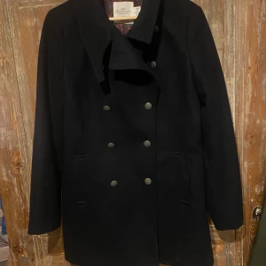 Jacka Dam - Rock Dam strl 46 (upplever den som lite mindre i storlek) 66% ull, 23% polyester, 11% annat