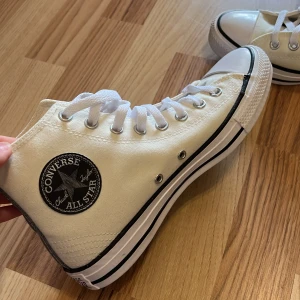 Converse skor  - Helt nya tyvärr förstora för mig men skit snygga. 