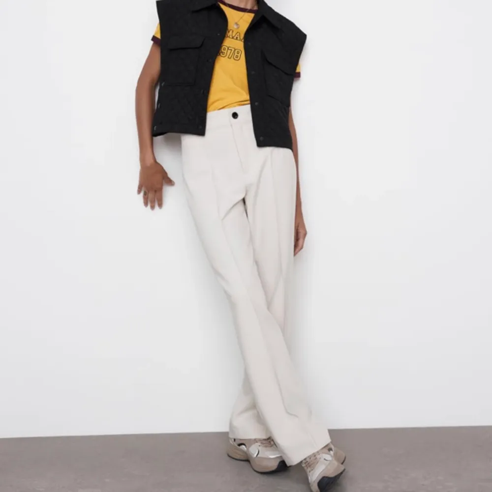 Fina Kostymbyxor i ljusbeige färg från Zara. Jeans & Byxor.