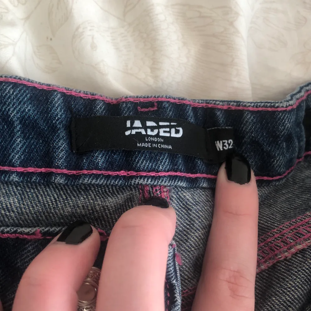 ett par lowrise jeans strl W32 från Jaded London med graffiti text på ena sidan av benet! använda max 3ggr 🙏 . Jeans & Byxor.