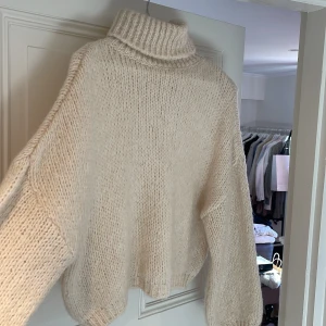 Stickad Tröja - Stickad turtleneck tröja köpt från Chiquelle. Ljusbeige i färgen, storlek S. 150kr+frakt