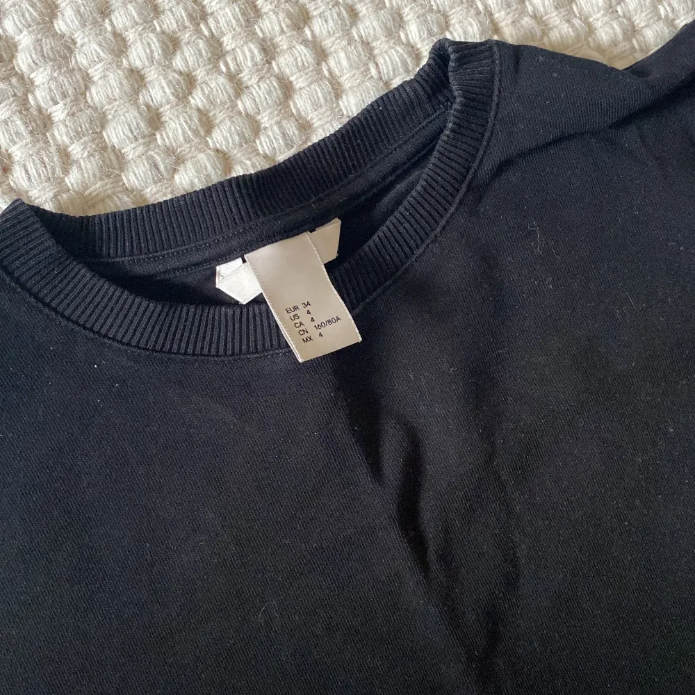 Tshirt i lite tjockare material som är croped med rå kant nedtill, passar en S. T-shirts.