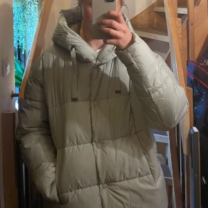 Vadderad jacka från Vero Moda  - En varm och skön vadderad jacka från vero Moda strl M grå/ljus grön.Säljes pga att den inte kommer till användning. Köpt i vintras/våras så är i väldigt fint skicka då den bara är använd ett fåtal gånger. Kontakta vid intresse. Klicka inte på köp dirket! 