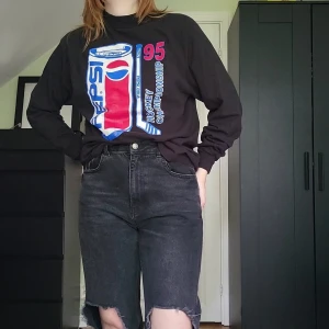Långärmad tröja med Pepsi - Second hand långärmad tröja med pepsi logga. Perfekt för layers nu till höst och vintern. Har några få defekter på trycket som man kan se på sista bilden men inget man tänker på när man har på sig den.