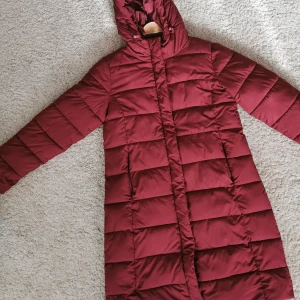 Vinterjacka - En jätte fint och varmt Vinterjacka. Jag köpte den förra vinter och had den på mig några gånger. Köpte den från lager175 för 500 kr. Vill sälja den för att jag gick upp i vikten då den passar inte mig längre. Priset är 250.