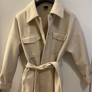 Kappa - Fin kappa som är helt oanvänd och helt nytt skick och säljes pga för stor storlek.  Nypris 599:- . Skriv privat om du önskar fler bilder🌸