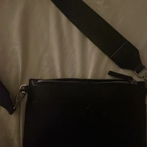 Väska  - En månads gammal väska andvänd 10gr max, JÄTTE fin älskar men skulle vilja köpa en annan från samma märke 🙌🙌