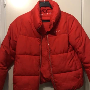 Wyte jacka  - Röd wyte puffer jacka.