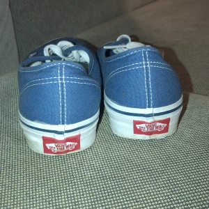 Vans skor  - Blå vans skor i storlek 37,5/37. Blå vans skor i väldigt bra skick. Aldrig kommit till användning eftersom det är för små för mig. Kan tänkas gå ner i pris vid snabb affär 