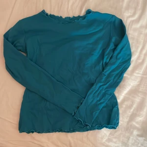 Tröja - En fin turkos aktig tröja men tunnare material, använt några gånger💗