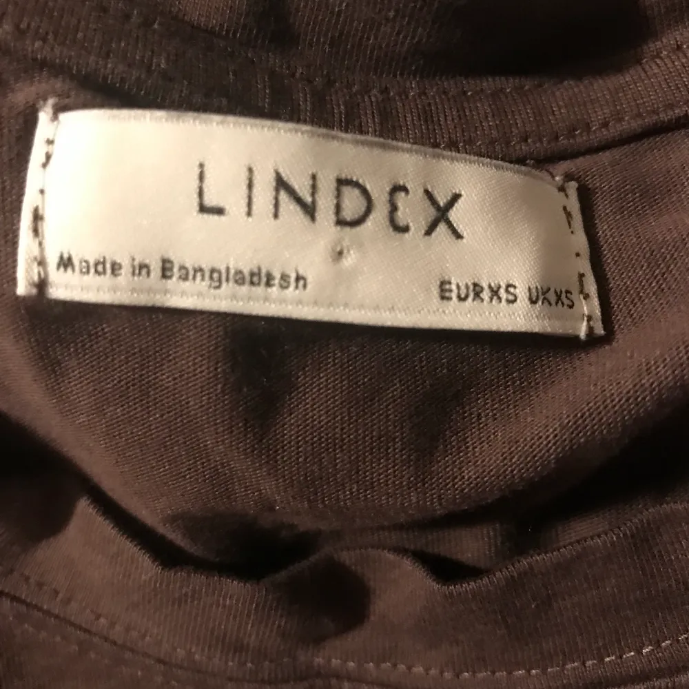 Brun t-shirt från Lindex i stl xs. Inga defekter alls, inte mycket använd då jag föredrar oversized kläder☺️. Den är alltså en ganska ”liten” tröja. Köparen står för frakten!!💕Bara att höra av sig vid frågor eller köp. . T-shirts.