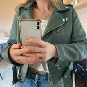 Grön skinnjacka  - Supersnygg skinnjacka från zara som knappt är använd ❤️