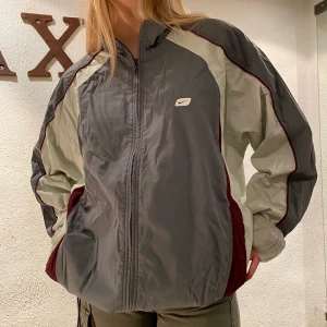 Nike jacka - Vindjacka från Nike💜 man kan dra åt den längst ner som på bild 1!