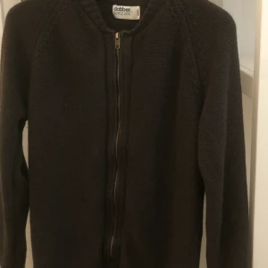 brun stickad zipup - jätte fin och mysig brun zipup från dobber i storlek M