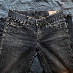 Lågmidjade diesel jeans. Storlek W25 L32. Innerbens måttet är 80cm, ytterben är 102cm och midjan tvärs över är 37cm. De är lite slitna längst ner