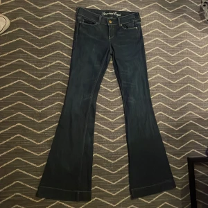 American Eagle bootcut jeans - Säljer ett par American Eagle bootcut jeans då dom tyvärr är för små för mig. Dem är exklusivt köpta på en second hand affär i England. Jag vet inte riktigt vad det är för storlek men skulle nog säga att midjemåttet är ca 76/78.  