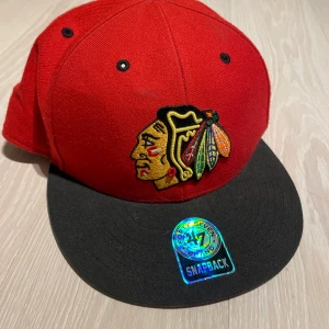 Chicago blackhawks - Keps med strap back, som jag fick av en kompis men använder den ej, i princip så tömmer jag min garderob