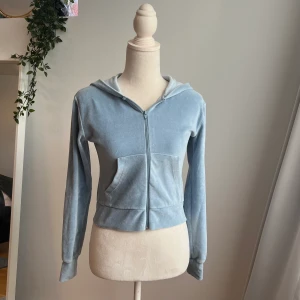 Blå velour tröja med dragkedja - Sparsamt använd men i mycket bra skick. Lite croppad. Liknar juicy couture. 