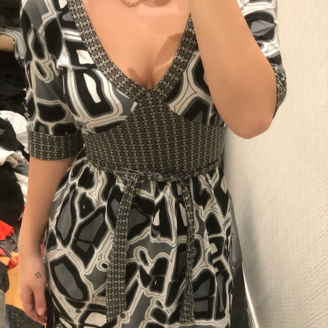 grå/vit/svart klänning