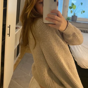 Beige stickad  - Jättefin beige stickad tröja från hm, bra skick💗
