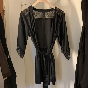 Tunn silkes morgonrock  - Tunn silkesmorgonrock aldrig använd 