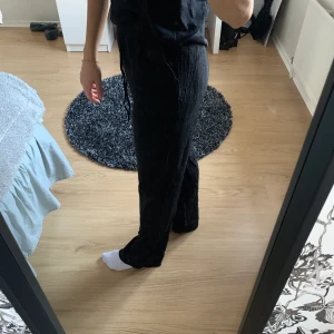 Svarta byxor  - Säljer dessa byxor från Zara, knappt använda. Vid intresse tveka inte att kontakta!😍