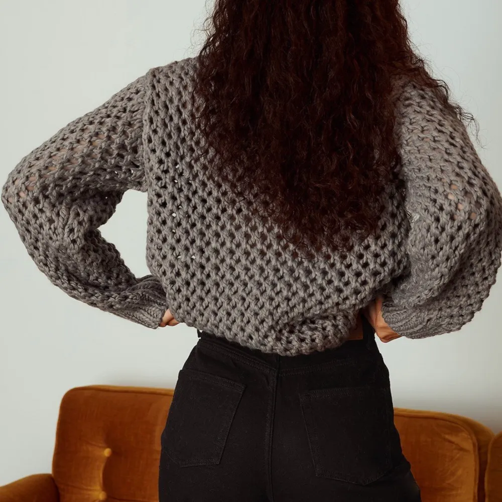 Grå storstickad tröja i storlek small/medium. Helt oanvänd med prislappen kvar. Orginalpris: 549kr. Neuleet.