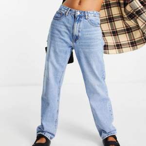 Stradivarius mellanblå boyfriend jeans med några små slitningar här och var. Använda fåtal gånger, inprincip i nyskick! Slutsålda på asos.  Nypris ca 300kr  Mitt pris 200 kr + frakt  