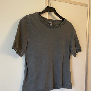 T-shirt  - Knappt använd 