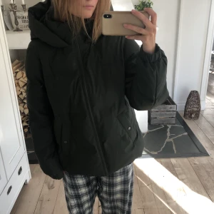 Vinterjacka  - Säljer denna vinterjacka som är mörkgrön från Vera Moda! Den är vattentät och varm, alltså tål den alla väder😊. Köpte för 750kr och säljer för 600kr då den är helt ny och aldrig använd, säljer på grund av att jag hittade en annan jacka som jag gillade mer