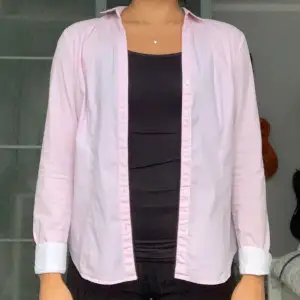 En fin basic rosa skjorta i storlek S.