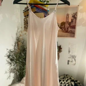 Siden klänning puderrosa - Jättefin siden klänning som passar XS-M🌟
