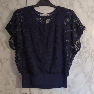 Festlig topp - En festlig topp med resår nertill 