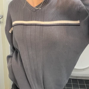 Stickad tröja - Blå/grå stickad tröja köpt secondhand som inte längre kommer till användning! Tror den är i storlek L 🤠 bara att fråga om fler bilder! (Pris går att diskutera)