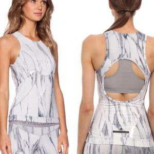 Adidas Stella McCartney träningstopp S - Aldrig använd. Stlk S Supersnygg träningstoppen Stella McCartney för Adidas. Marmormönster. Jag bjuder på frakten (inom Sverige). Filmar när jag postar.