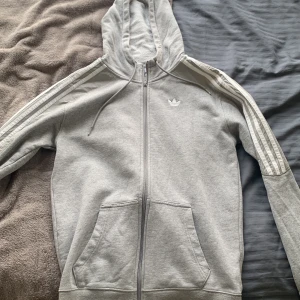 Adidas kofta, storlek XS - Adidas kofta i sjukt bra skick. Storleken är herr XS. Kan fraktas eller mötas upp i Malmö och Lund.