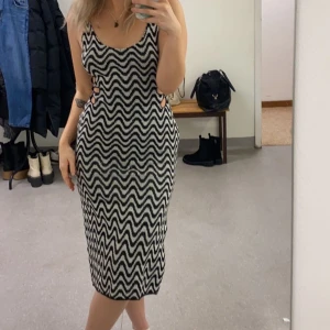 Klänning - Sjukt fin klänning från hm som sitter som en smäck. Kommer tyvärr inte till användning då det inye är min stil🥰