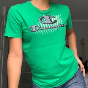 En cool grön Champion T-shirt i storlek S (barnstolek XL). I bra skick förutom att den har en fläck knappt synlig på framsidan. 