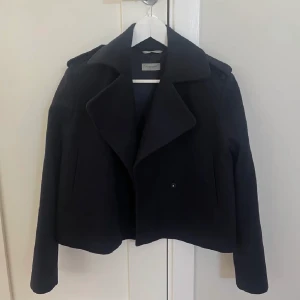 Kappa - Säljer denna fina kappa från Hunkydory! Har använt den i ungefär en månad och den har inga defekter eller så💗Går ner i pris vid snabb affär! Nypris 4000kr, skriv privat för fler bilder!