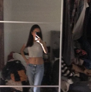 Vet inte kan kolla - säljer dom här lågmidjade jeansen från ginatricot Som är köpta i somras.Dom är knappt använda. Ordinare pris 500