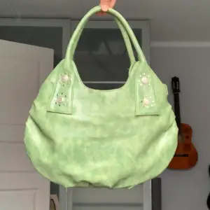 En ursnygg väska i limegrön färg. Älskar verkligen denna men den matchar inte med min garderob i nuläget. I bra skick!