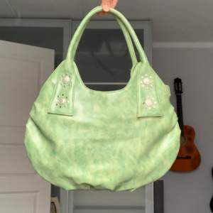 En ursnygg väska i limegrön färg. Älskar verkligen denna men den matchar inte med min garderob i nuläget. I bra skick!