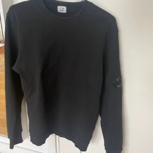 CP.company crewneck  - Säljer en CP.company crewneck svart. Size S, bra skick.