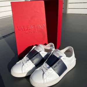 Tjena! Säljer mina Valentino skor i storlek 43. Köpta från Farfetch. Kvitto, extra snören, box och påsar följer med! 