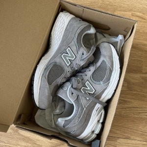 New Balance 2002r - helt nya i kartong new balance 2002r i grått stl 38 (små i stl) slutsålda! köpta från JD sports för 1100kr