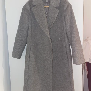Grå kappa - Perfekt skick, väldigt fin och varm