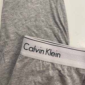 Ett par gråa Calvin Klain tights som är i ett superskönt mjukt tyg ☺️pris går att diskuteras vid snabbt köp ☺️💕 frakt är mellan 29-59kr <33