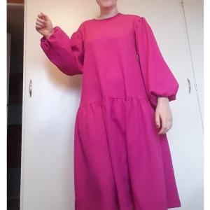 Rosa klänning  - Fin rosa klänning får Ginatricot. Armarna är puffiga och den har en liten snörning i ryggen (bild finns vid efterfrågan). Den är i storleken 34-44, men skulle säga att den går mot de lite större storlekarna. Helt oanvänd och prislappen sittet kvar 🌸