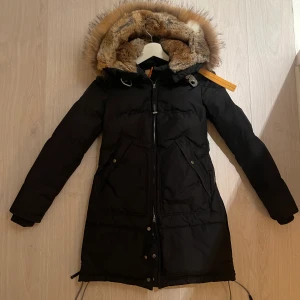 Parajumperjacka Longbear - Säljer nu min äkta Parajumper jacka i modell longbear, superfint skick.  Använd i två säsonger, storlek XXS, är som en XS/S. Nypris 10499kr.  Skickas spårbart. 