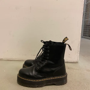 Dr Martens - Svarta Dr martens med hög sula i 40 säljes pga för små. Läder. I gott skick då de bara är använda ca 5ggr. Inte ingångna. 